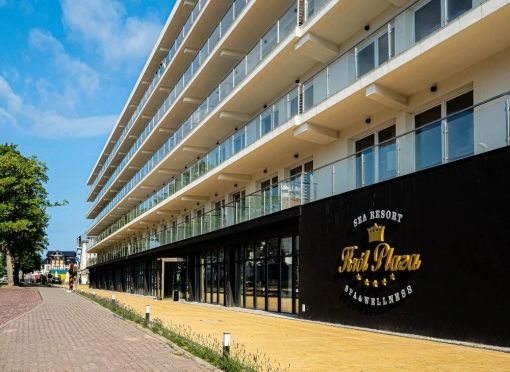 Wczasy w Jarosławcu - Hotel Resort Król Plaza****  - z dojazdem